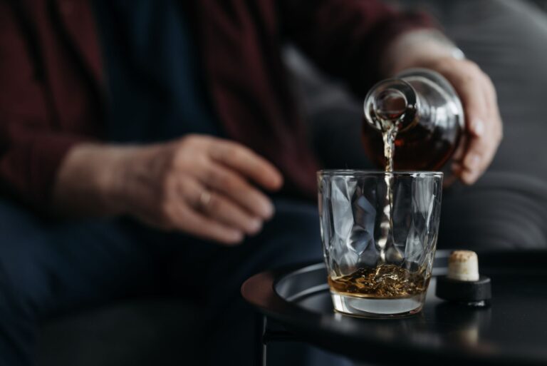 Photo a person pouring alcohol into a glass